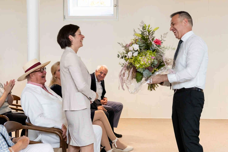Blumen&uuml;bergabe an eine Rednerin w&auml;hrend der Er&ouml;ffnungsveranstaltung.