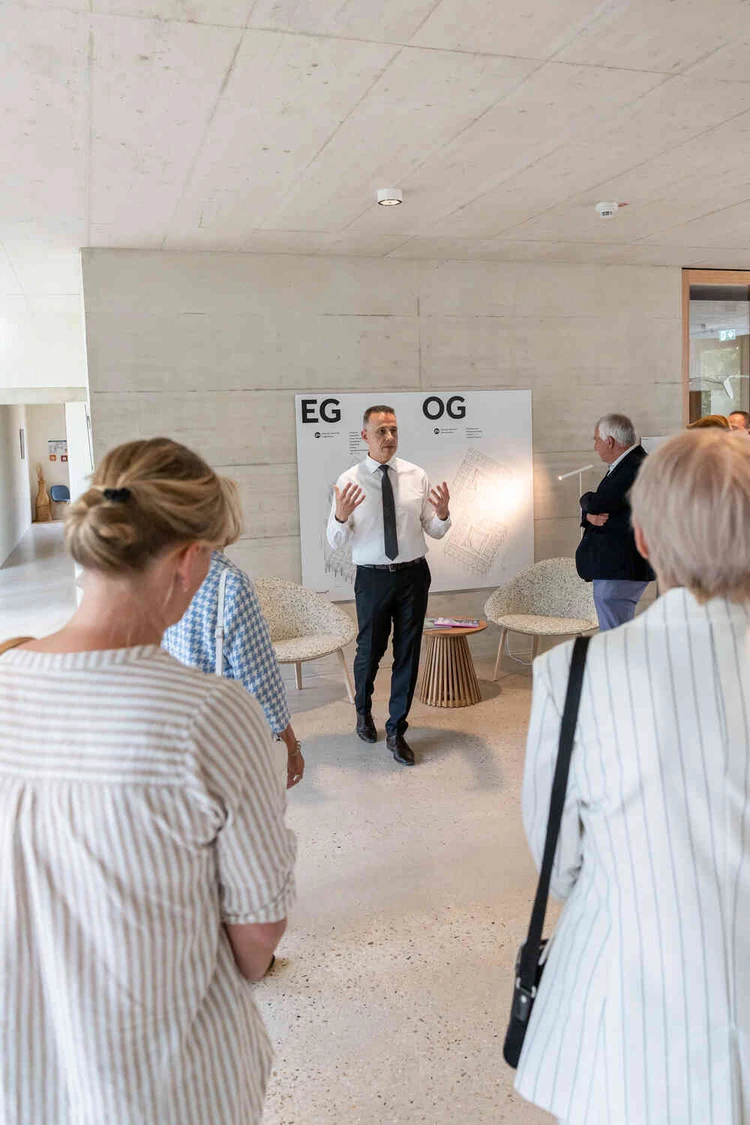 Besuchergruppe steht in einem hellen Flurbereich der neuen Fachklinik.