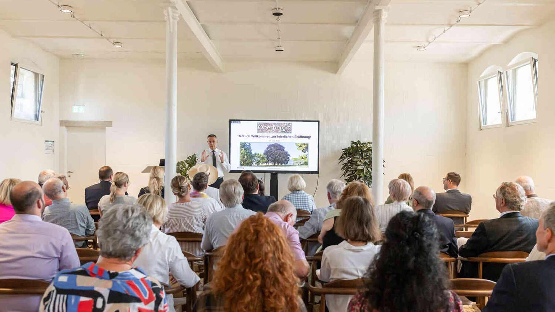 G&auml;ste verfolgen die Pr&auml;sentation zur Er&ouml;ffnung der Oberberg Somnia Fachklinik K&ouml;ln Herrig.
