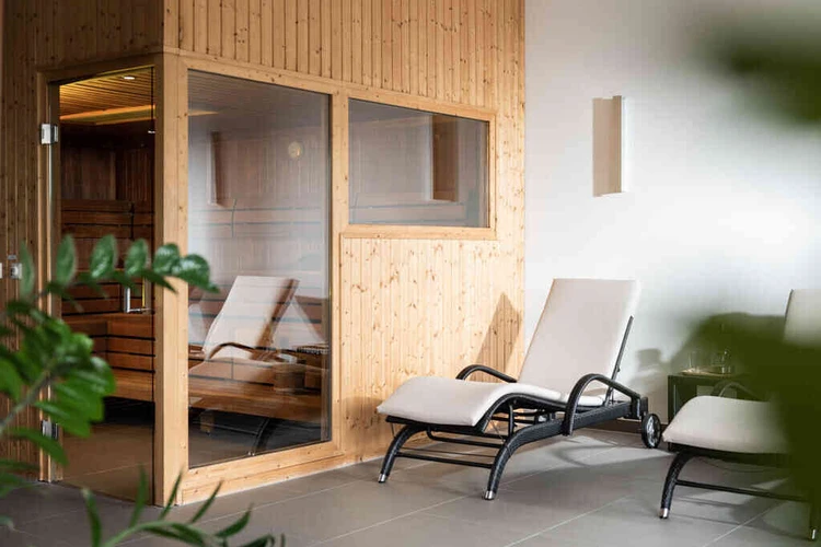 Wellnessbereich der Oberberg Fachklinik Weserbergland mit Holzsauna und Liegen