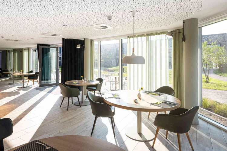 Heller Speisesaal der Oberberg Fachklinik D&uuml;sseldorf Kaarst mit Blick in den Innenhof