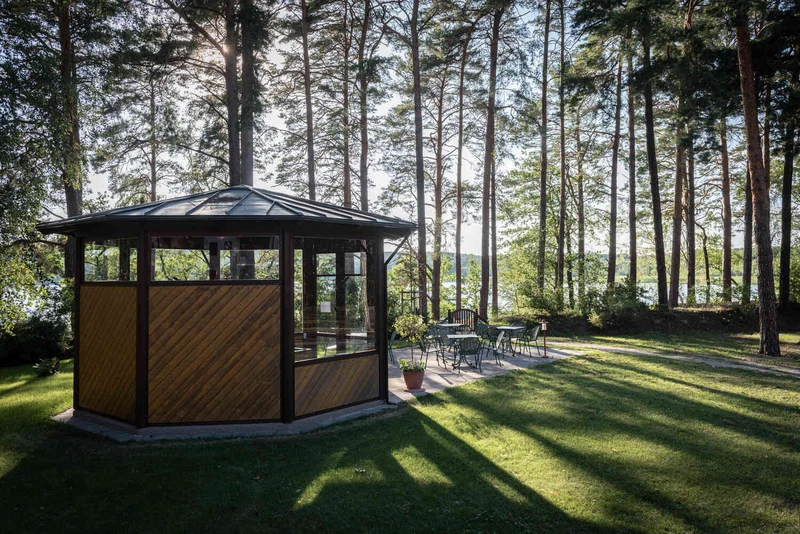 Pavillon in einer gr&uuml;nen Au&szlig;enanlage zwischen B&auml;umen