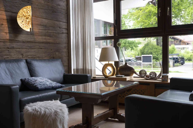 Sitzbereich mit Sofa und Blick in den Garten