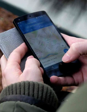 Hand h&auml;lt ein Smartphone mit ge&ouml;ffneter Kartenansicht