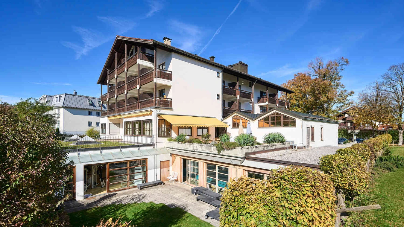 Au&szlig;enansicht der Oberberg Fachklinik Bad T&ouml;lz mit Garten