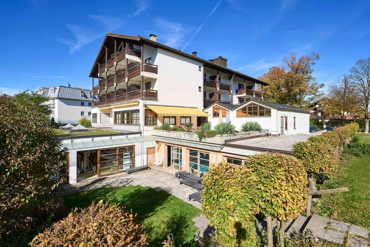 Au&szlig;enansicht der Oberberg Fachklinik Bad T&ouml;lz mit Garten