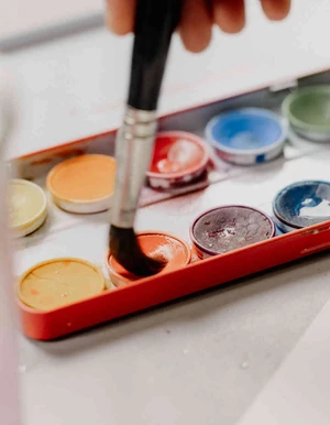 Pinsel und Farben in einem Farbkasten
