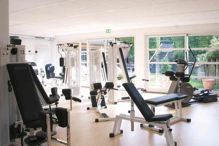 Fitnessraum der Oberberg Fachklinik Bad T&ouml;lz mit Trainingsger&auml;ten