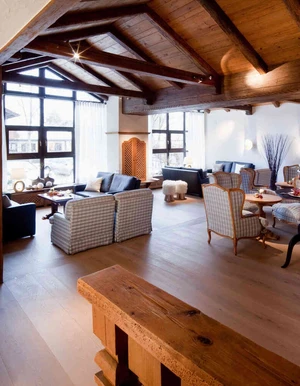 Aufenthaltsraum der Oberberg Fachklinik Bad T&ouml;lz mit Sofas und B&uuml;cherregal