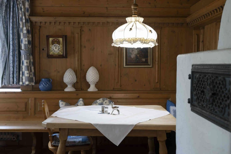 Gedeckter Tisch in einem holzget&auml;felten Raum