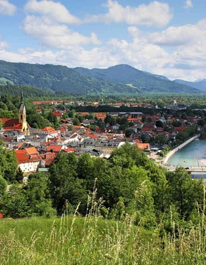 Blick auf Bad T&ouml;lz mit Fluss und Bergen im Hintergrund