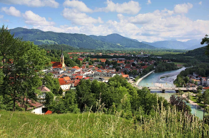 Blick auf Bad T&ouml;lz mit Fluss und Bergen im Hintergrund