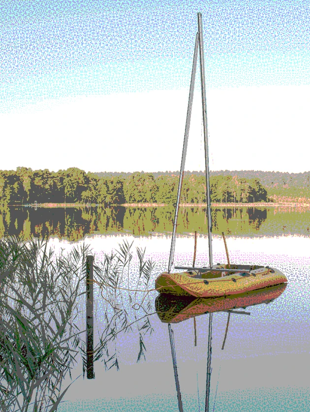 Segelboot liegt am Ufer eines Sees