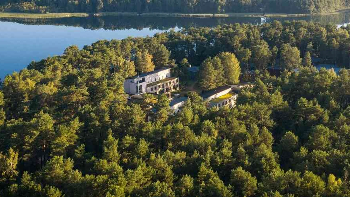 Luftaufnahme der Oberberg Fachklinik Berlin Brandenburg am See im Wald