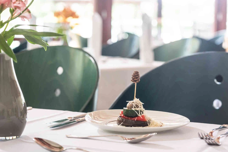 Gedeckter Tisch mit Dessert im Speisesaal