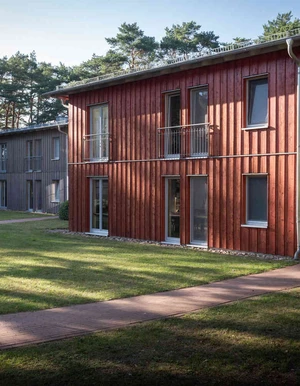 Holzgeb&auml;ude der Oberberg Fachklinik Berlin Brandenburg im Gr&uuml;nen