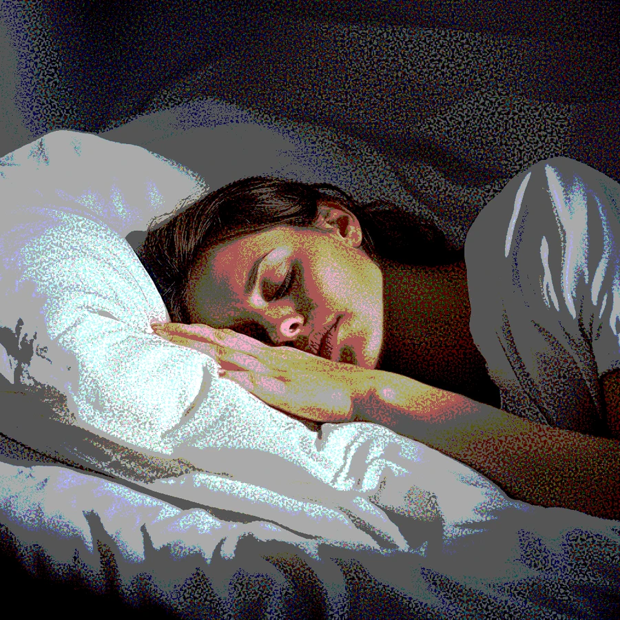 Schlafende Frau liegt in einem Bett