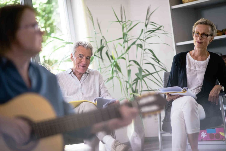 Bildmotiv aus dem Klinikbereich mit Personen und Gitarre