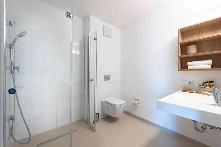 Helles Badezimmer mit Dusche und Waschbecken