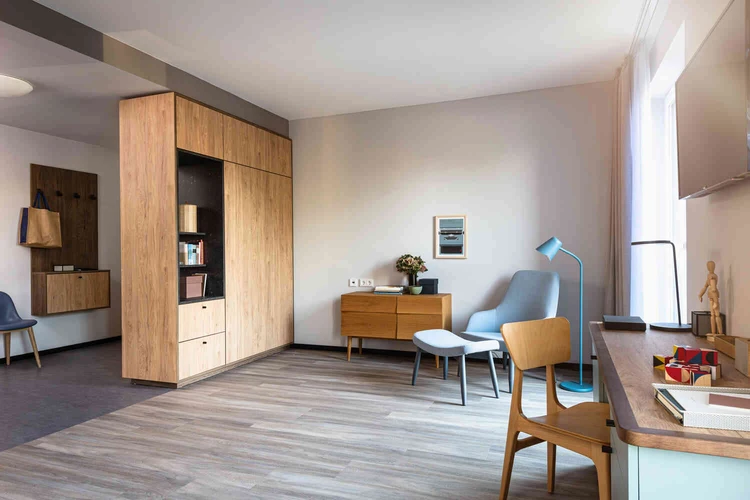 Patientenzimmer mit Schreibtisch und Sessel