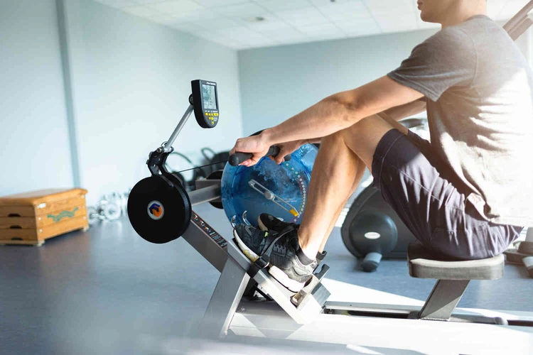 Person trainiert an einem Fitnessger&auml;t