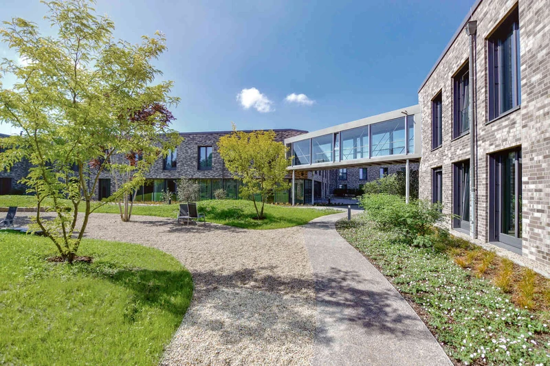 Au&szlig;enanlage der Oberberg Fachklinik D&uuml;sseldorf Kaarst mit Wegen und Geb&auml;uden