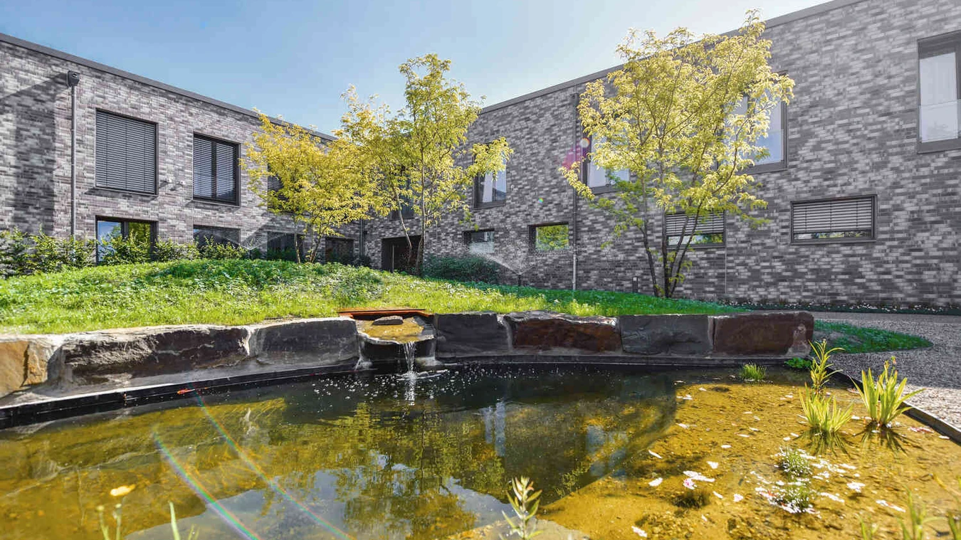 Innenhof der Oberberg Fachklinik D&uuml;sseldorf Kaarst mit Wasserbecken