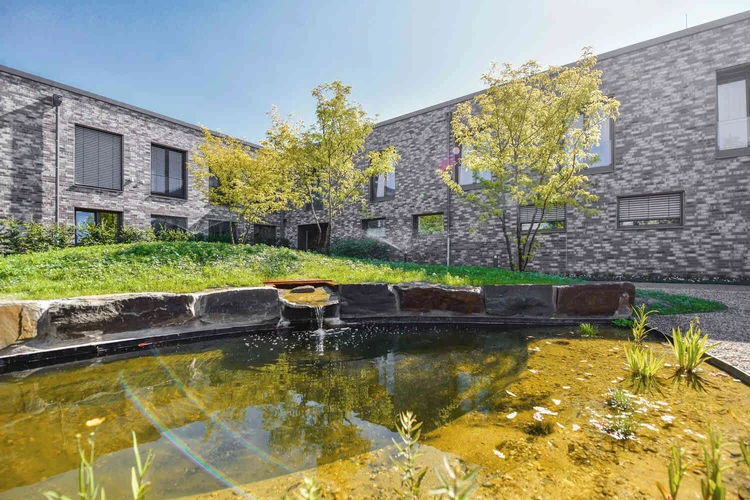 Innenhof der Oberberg Fachklinik D&uuml;sseldorf Kaarst mit Wasserbecken