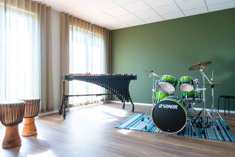 Musikraum mit Schlagzeug und weiteren Instrumenten