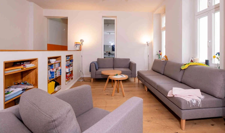 Aufenthaltsraum mit Sofa und hellem Fenster