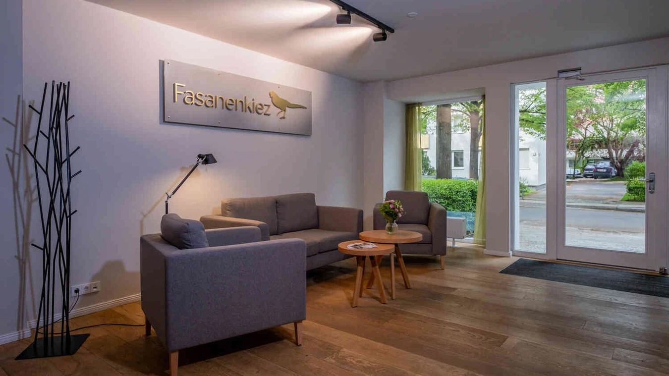Sitzbereich im Empfangsraum der Oberberg Fachklinik Fasanenkiez Berlin