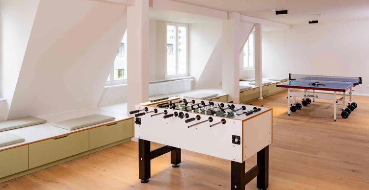 Freizeitraum mit Tischkicker und Tischtennisplatte