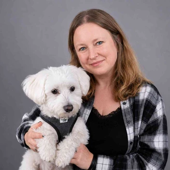 Portraitfoto Sina-Lucyle Schoepke-Prutz, Fachkraft f&uuml;r hundgest&uuml;tzte Intervention mit Klinikhund Shiro
