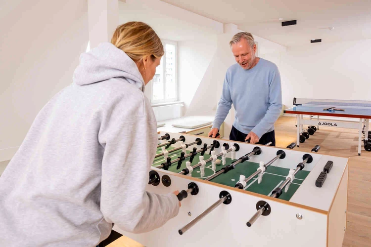 Zwei Personen spielen Tischkicker