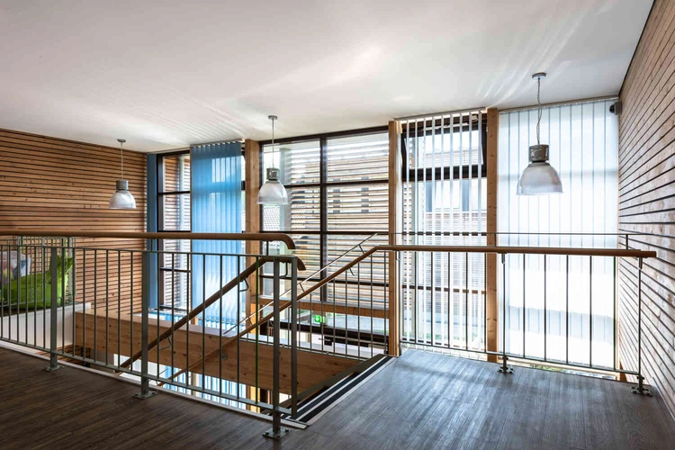 Innenbereich der Oberberg Fachklinik Konraderhof mit Treppe und Holzgel&auml;nder