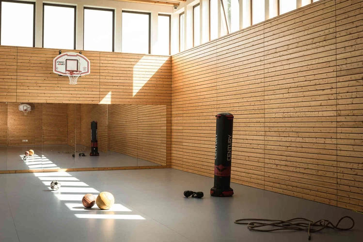 Turnhalle der Oberberg Fachklinik Konraderhof mit Sportger&auml;ten