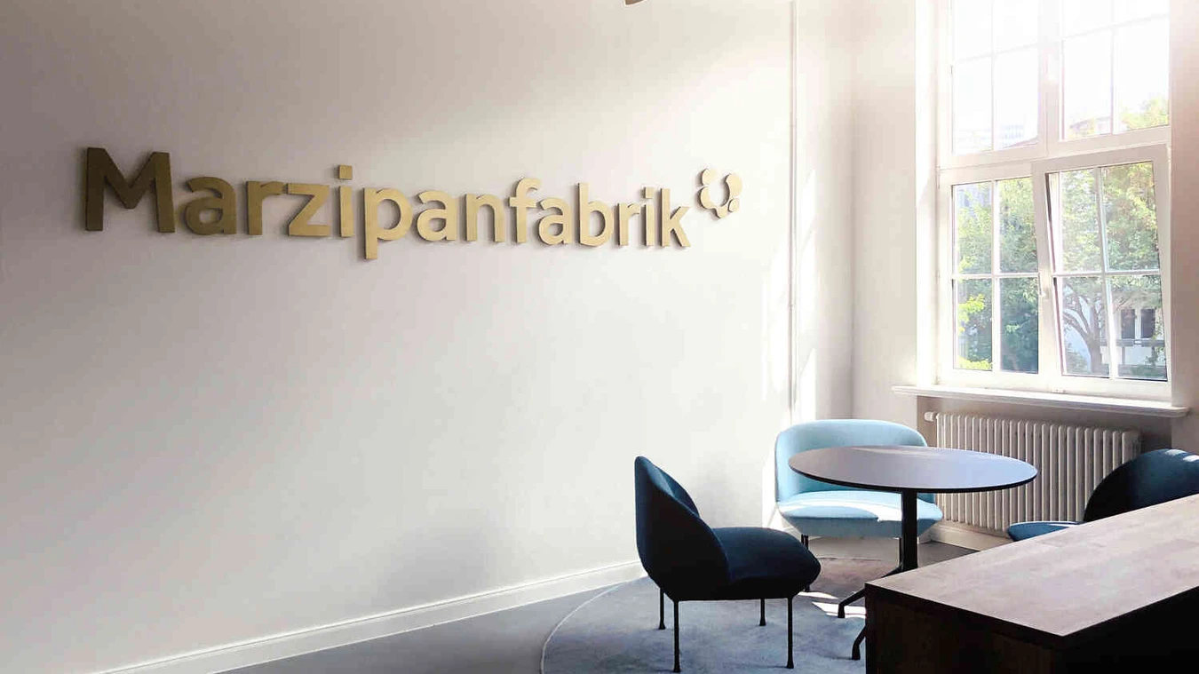 Empfangsbereich der Oberberg Fachklinik Marzipanfabrik mit Wandlogo