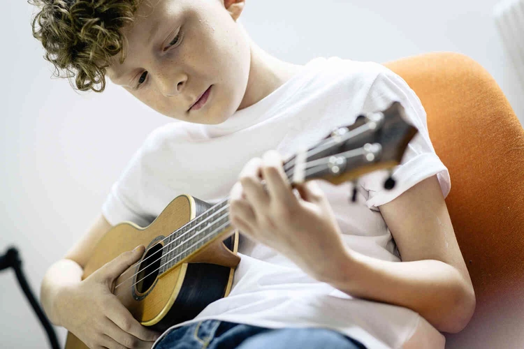 Junge Person spielt Gitarre