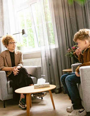 Frau sitzt in einem Gespr&auml;ch mit einer anderen Person