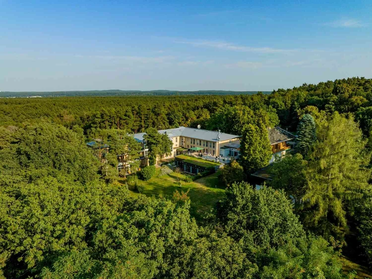 Luftaufnahme der Oberberg Fachklinik Potsdam inmitten im Wald