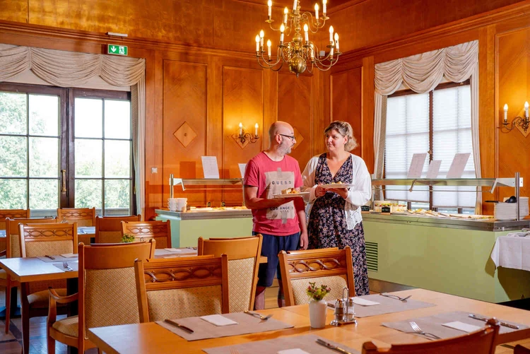 Speisesaal der Oberberg Fachklinik Potsdam mit gedeckten Tischen