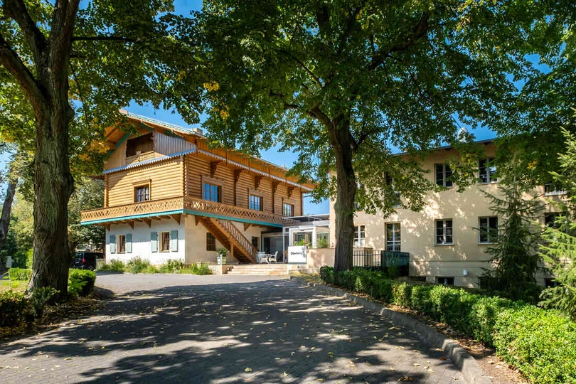 Au&szlig;enansicht der Oberberg Fachklinik Potsdam mit historischem Geb&auml;ude und B&auml;umen