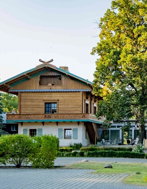 Au&szlig;enansicht der Oberberg Fachklinik Potsdam mit historischem Geb&auml;ude und B&auml;umen