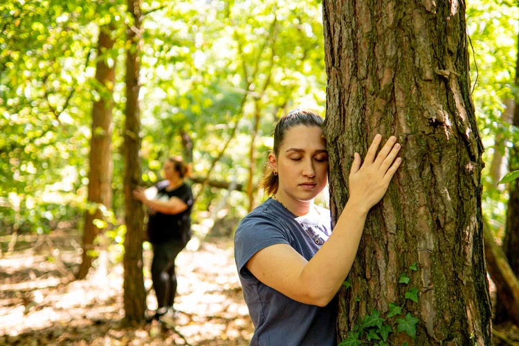 Personen bei einer Achtsamkeits&uuml;bung im Wald