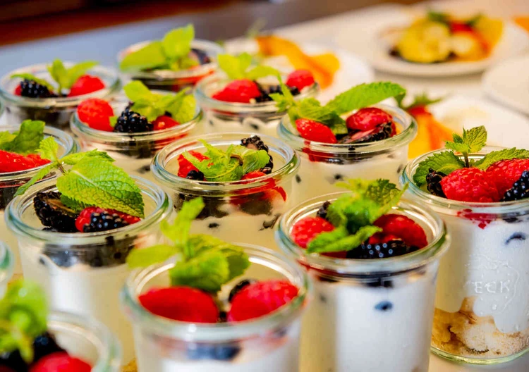 Desserts in kleinen Gl&auml;sern auf einem Buffet
