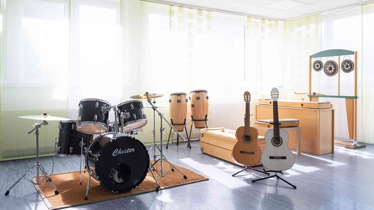 Musikraum mit Instrumenten und gro&szlig;en Fenstern