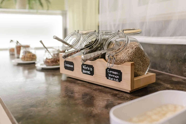 K&auml;sten mit Materialien f&uuml;r M&uuml;sli auf einem Tisch
