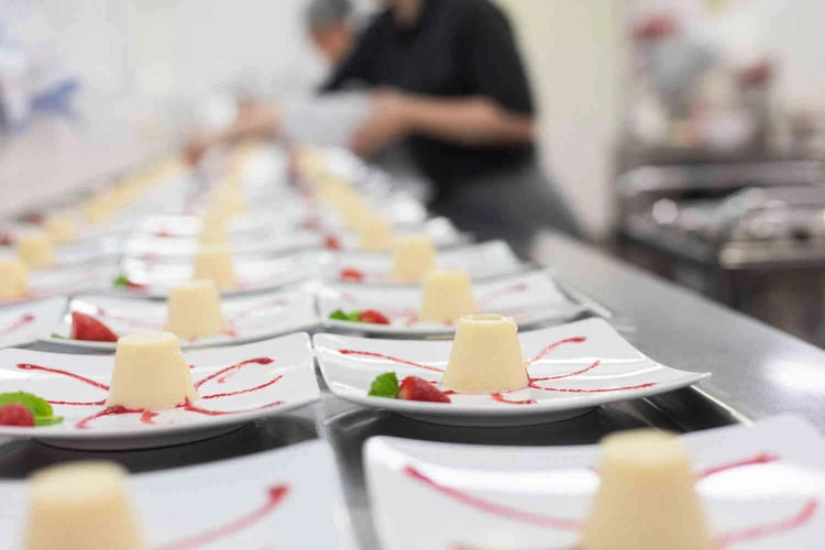 Gedeckter Tisch mit kleinen Desserts