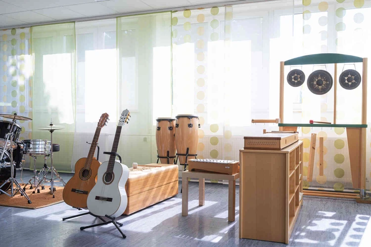 Musikraum mit Instrumenten und gro&szlig;en Fenstern