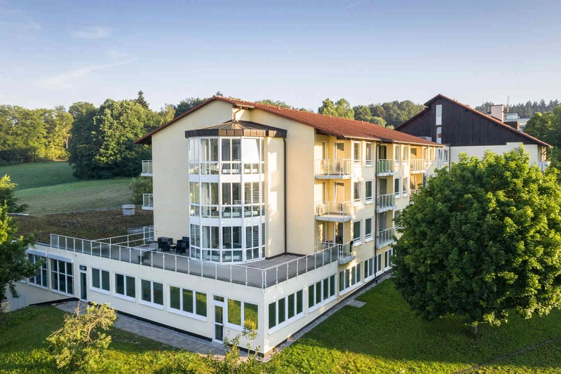 Au&szlig;enansicht der Oberberg Fachklinik Rhein-Jura mit Glasfassade